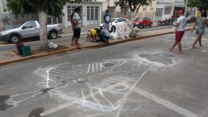 Confecção do tapete de Corpus Christi